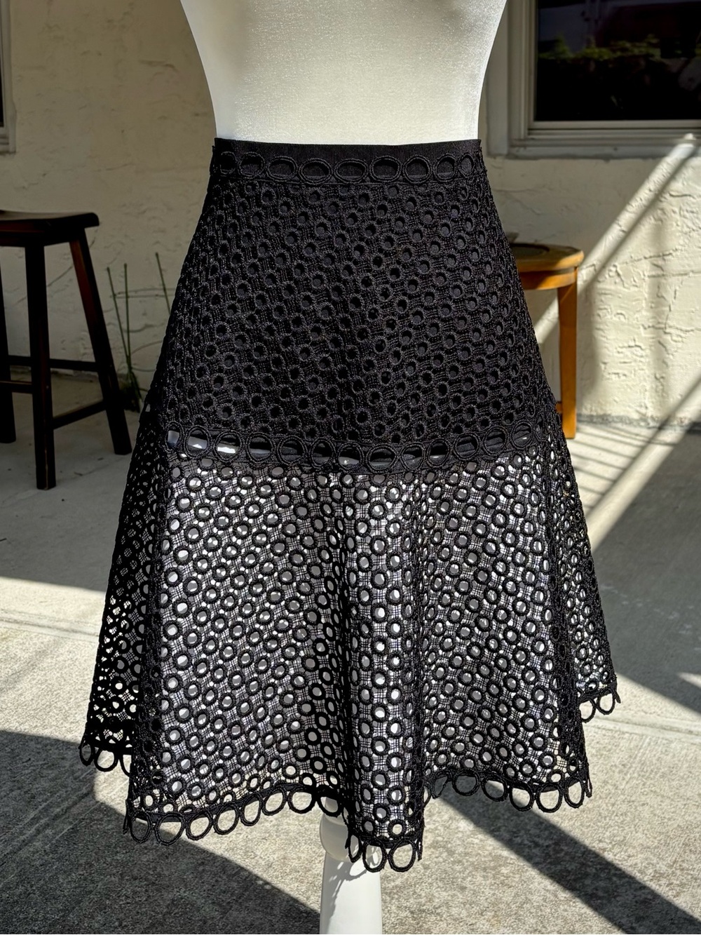 Elie Tahari Black Eyelet Lace A-Line Skirt Scalloped Hem Size 12